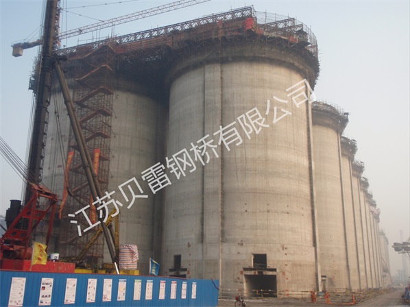 貝雷鋼橋在進(jìn)行固定的時(shí)候需要注意什么